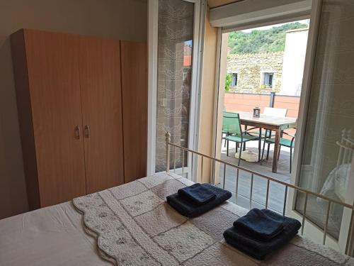 Well equipped apartment, large terrace, BBQ & WIFI