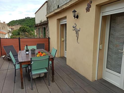 Well equipped apartment, large terrace, BBQ & WIFI