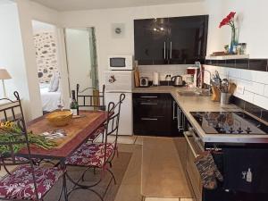 Well equipped apartment, large terrace, BBQ & WIFI