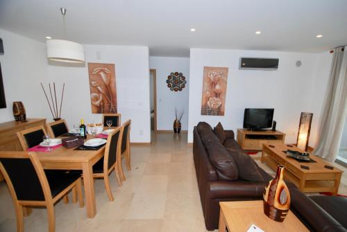 Whale - 3 bedroom apartment with free Wi-Fi and heated pool near the beach