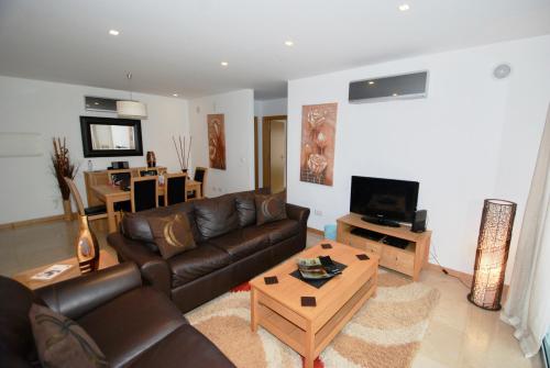 Whale - 3 bedroom apartment with free Wi-Fi and heated pool near the beach