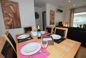 Whale - 3 bedroom apartment with free Wi-Fi and heated pool near the beach