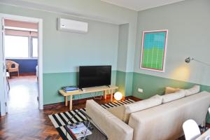 White Wine Lovers Apartment 5B
