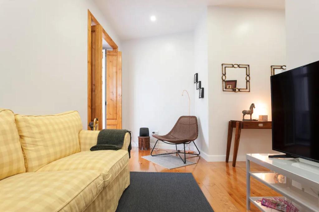 WHome Alfama Spacious 2-Bed near Feira da Ladra 32 Rua Mirante s/Cave D, 1100-196 Lisbonne