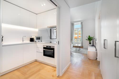 WHome @The Boulevard Prime Location w/ AC & Elevator