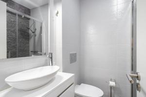 WHome Central Top Floor w/Lift & AC Great for R. Workers & Digital Nomads
