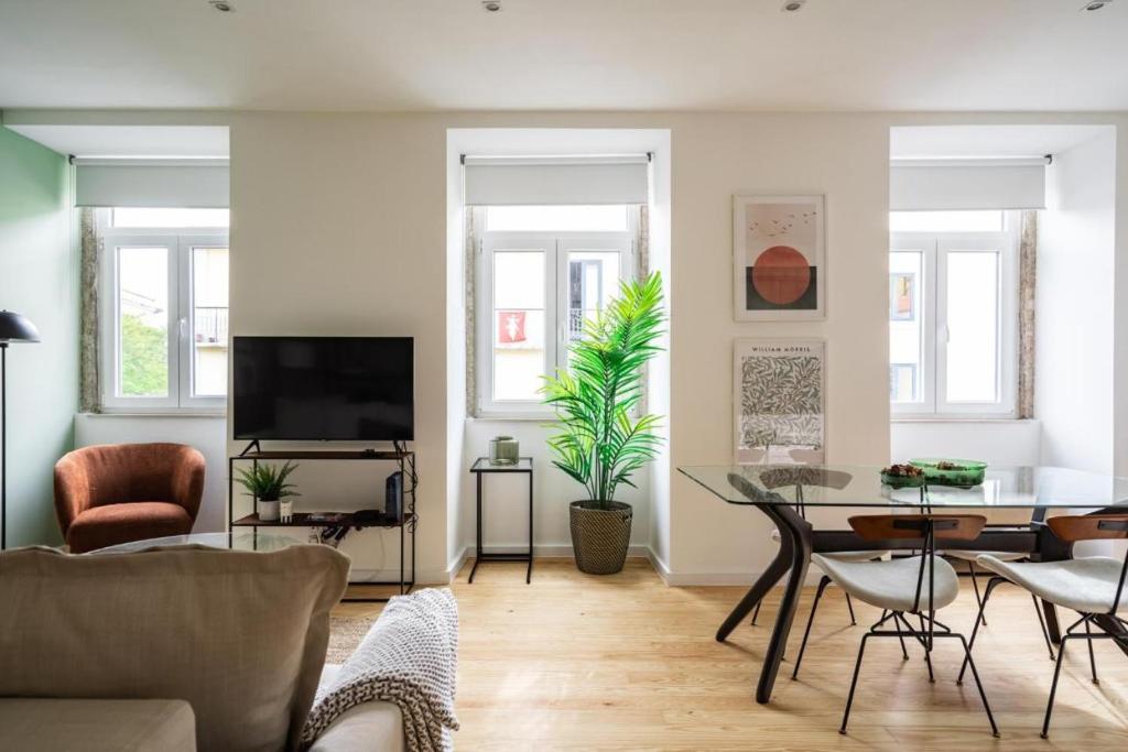 WHome Chic 2-Bed near Santos & Alcântara perfect for Families & Couples 14 Rua Prior do Crato 2, 1350-261 Lisbonne