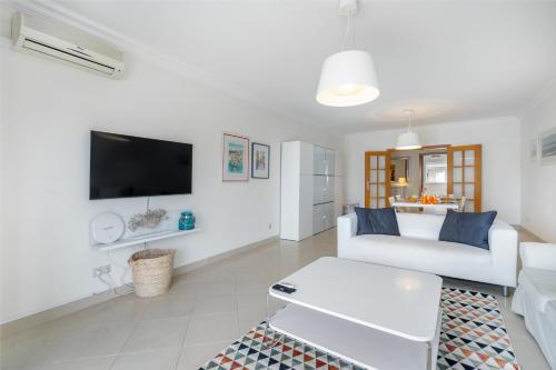 WHome Family Holidays w/ S-Pool, AC, Elevator & Garage