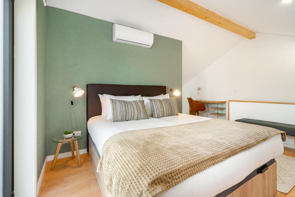 WHome Riverside View Premium Apartment w/ AC & Terrace 1461 Rua do Freixo C312, 4300-220 Porto