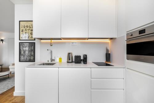 WHome Urban Retreat: Downtown Luxury, Parking, AC & Elevator