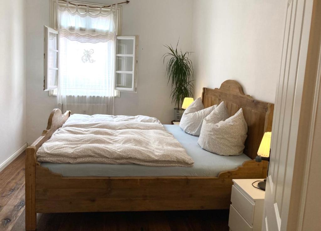 Appartement Wohnen in der Altstadt Esslingen - SelfCheckIn - 11 Webergasse Eingang hinter dem Haus (rote Türe) 73728 Esslingen am Neckar