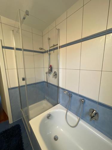 wohnliches , behagliches Zimmer mit Balkon und wifi