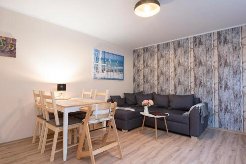 Wohnung 4, Leni