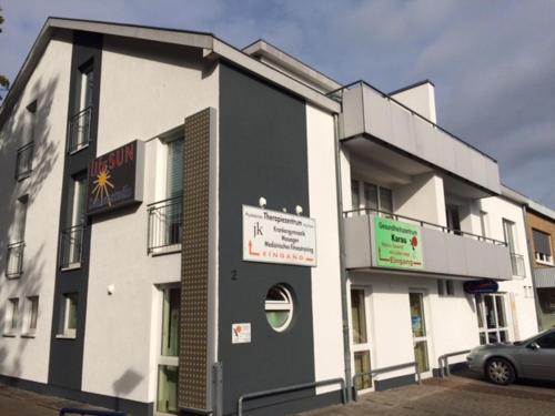 Wohnung mit 2 Einzelzimmer gemeinsamer Küchen/Bad/Balkon-Nutzung