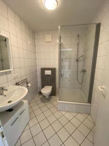 Wohnung mit 2 Einzelzimmer gemeinsamer Küchen/Bad/Balkon-Nutzung
