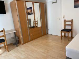 Wohnung mit 2 Einzelzimmer gemeinsamer Küchen/Bad/Balkon-Nutzung