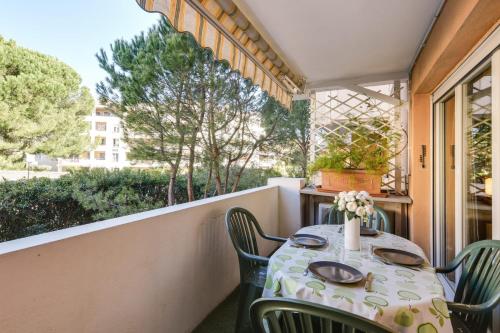 Wonderful 3 bedroom flat with AC and balcony and pool in Hyères - Welkeys