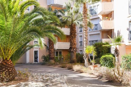 Wonderful 3 bedroom flat with AC and balcony and pool in Hyères - Welkeys
