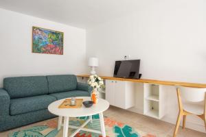 Appartement Wonderful apartment with spacious terrace - La Seyne-sur-Mer - Welkeys 2379 Corniche Georges Pompidou 83500 La Seyne-sur-Mer Provence-Alpes-Côte d\'Azur