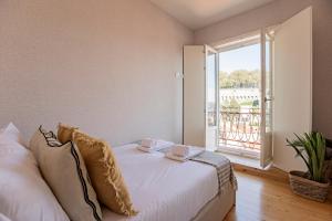 Wonderful Flat Near River w/ AC by LovelyStay