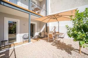 Wood Wall & Garden Apartment