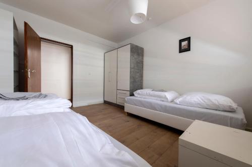 Workers Home- Central - 8 single box spring beds - near Enschede