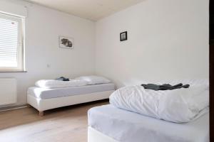 Workers Home- Central - 8 single box spring beds - near Enschede