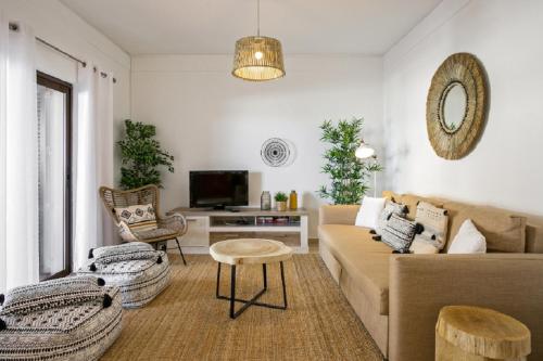 WOW View with Terrace and WiFi, 100m to Beach, 10 min to City