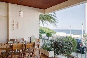 WOW View with Terrace and WiFi, 100m to Beach, 10 min to City