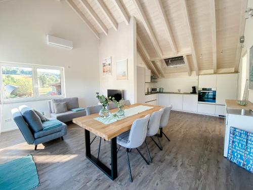 Wunderschöne helle Wohnung mit großer Dachterrasse