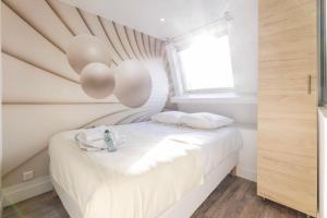 X Amazing apartment under the roof in Paris 8th