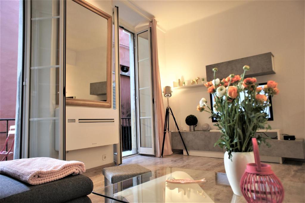 Appartement Ze Perfect Place - Superbe appartement 2 Chb - AC - Saleya - Marché aux fleurs 24 Rue Barillerie 06300 Nice