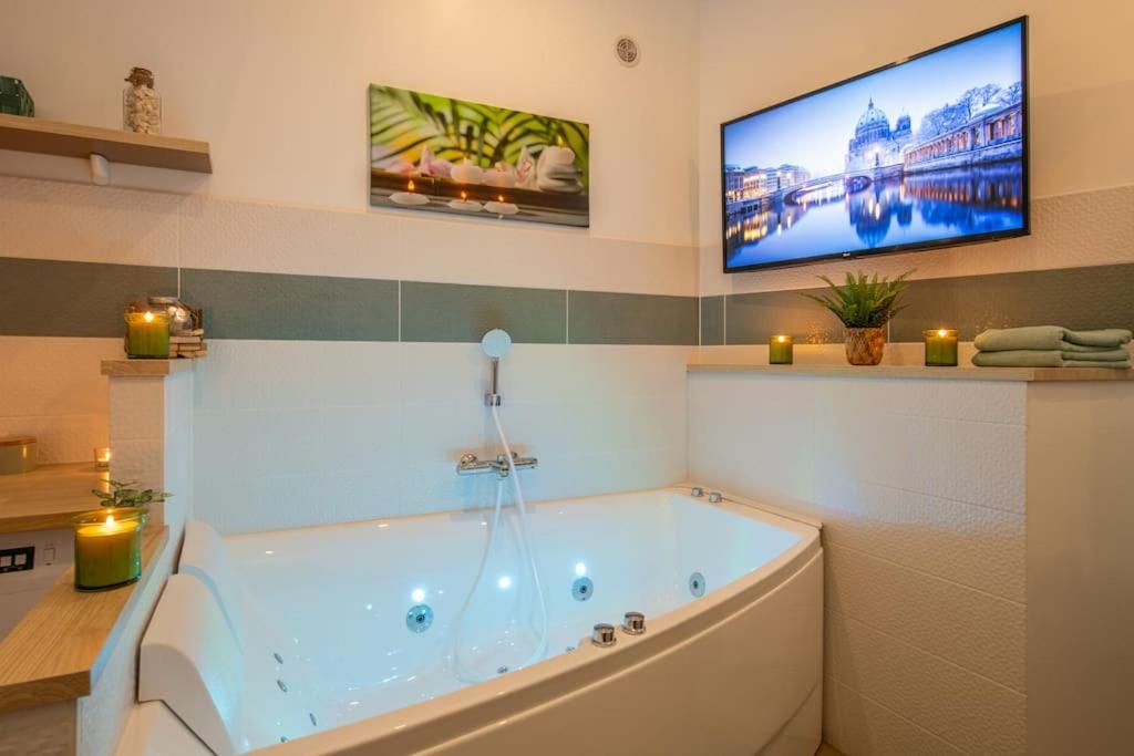 Zen' 49-Jacuzzi-PARIS & Disney 49 Avenue du Chalet, 93360 Neuilly-Plaisance