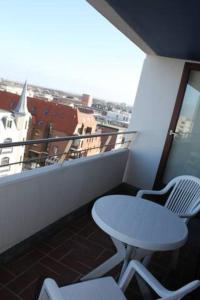 Zentral-gelegene-Ferienwohnung-direkt-am-Strand-mit-Balkon