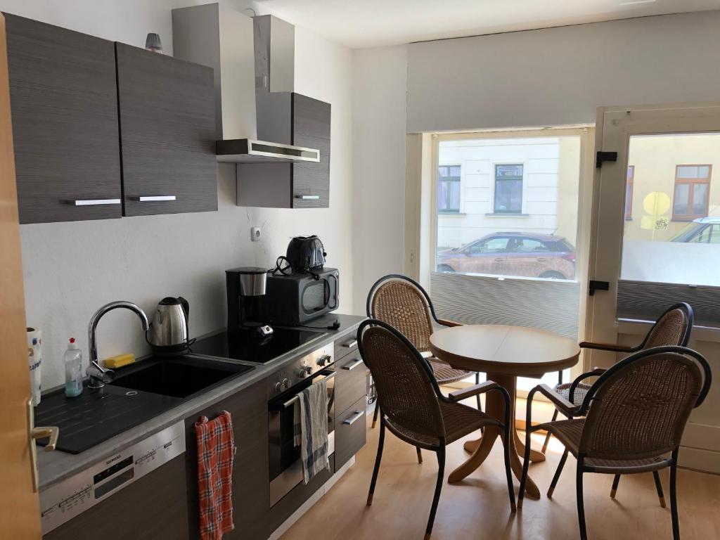 Appartement Zentrale 2 Zimmer EG Wohnung mit Balkon 9 Meißner Straße EG links 04315 Leipzig