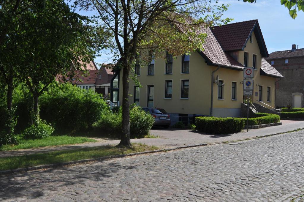 zentrumsnahe Ferienwohnung im Grünen 1 Wiesenstraße, 17207 Röbel