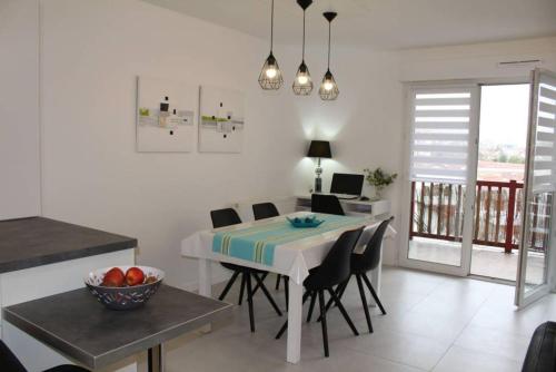ZIBURU TERRASSE GARAGE TOUT A PIED ST JEAN DE LUZ