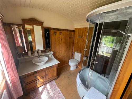 Zirkuswagen am Landhaus Labes (Stechlinsee)