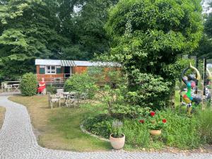 Zirkuswagen am Landhaus Labes (Stechlinsee)