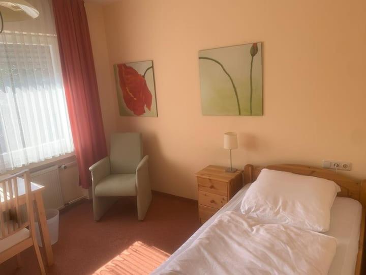 1 Bett Zimmer in ehemaligem Hotel für kurz oder lang 61 Tiergartenstraße, 57072 Siegen