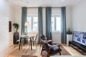 150 Rivoli Apartments by LovelyStay