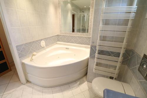 2, 3 and 4 bedroom sea view Forville Apartments 5 mins from the Palais