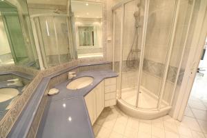 2, 3 and 4 bedroom sea view Forville Apartments 5 mins from the Palais