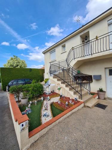 2 appartements séparés 2 et 5 couchages au Rez-de-Chaussée à Chambretaud, 5 min Puy du Fou