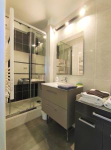 5 appartements indépendants situés à mi-chemin entre le Vieux Port et le Pont de l île de Ré