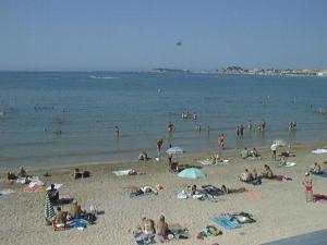 50m Plage T2 Grande Terrasse Vue Mer Climatisé Piscine Chauffée, Parking clos gratuit
