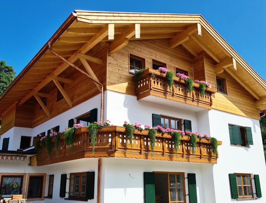 Appartements Alpenblüte Schwimmbadstr. 8 83242 Reit im Winkl