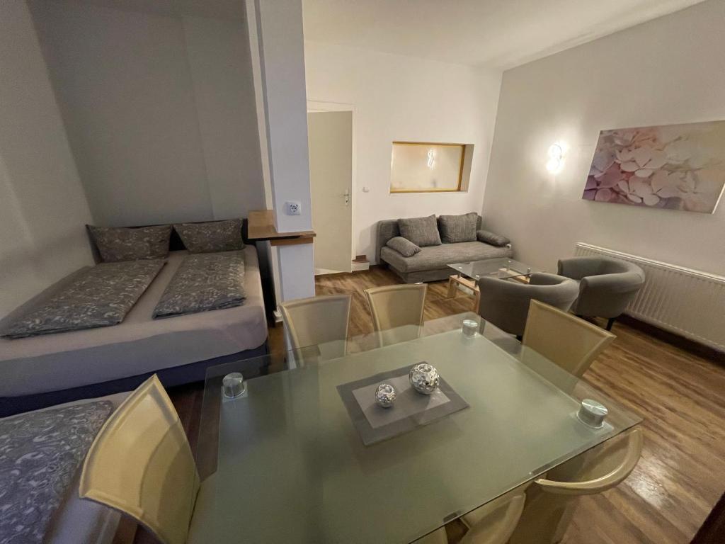 Apartments Strehlen Dohnaer Straße 24 EG re, 01219 Dresde
