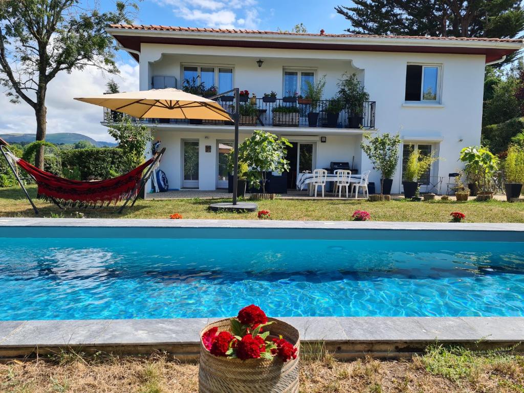Appartements Appartement avec cuisine et grande piscine chauffée 5 Rue de Mocosorots 64700 Hendaye