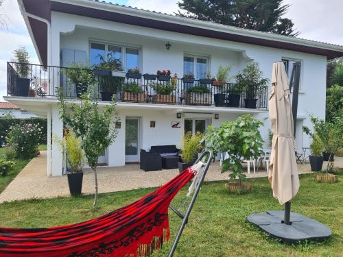 Appartement avec cuisine et grande piscine chauffée
